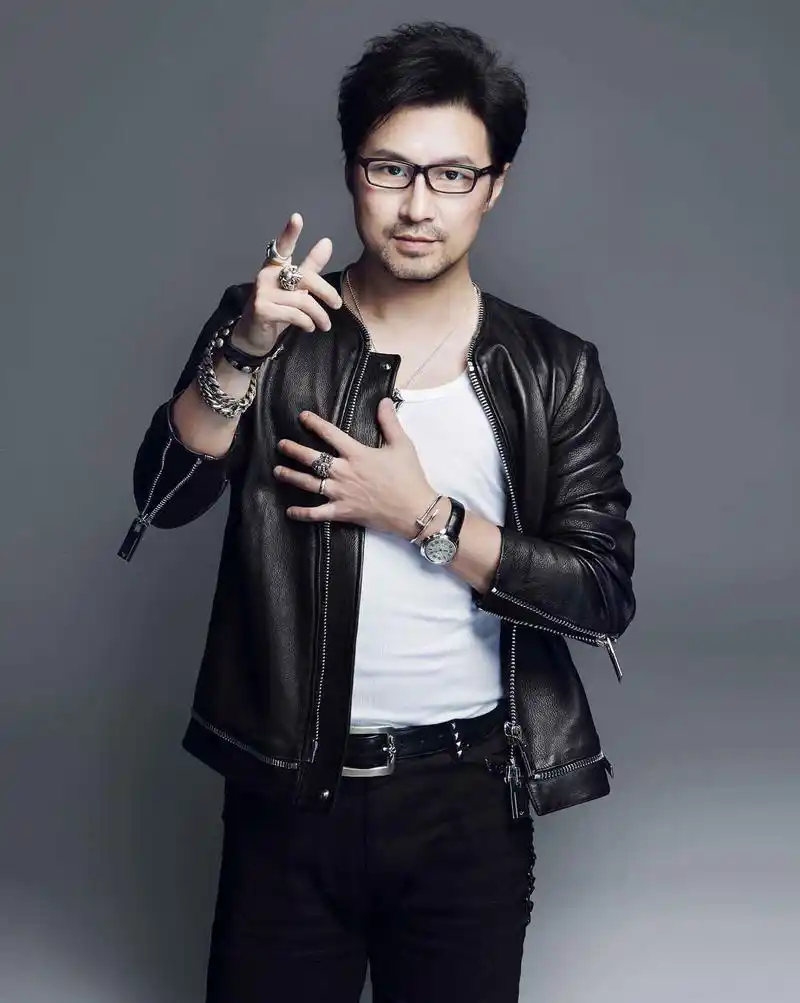 汪峰新恋情曝光:高挑女友年龄差16岁,绯闻来袭!