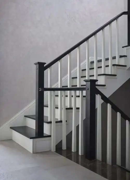 具有典型美式风格的实木楼梯,黑白搭配的扶手与立柱别具一格.