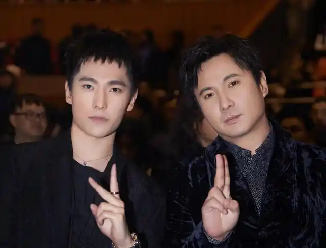 沈腾杨洋校服撞衫,二人军艺旧照堪称校草级,如今却是两种风格_腾讯