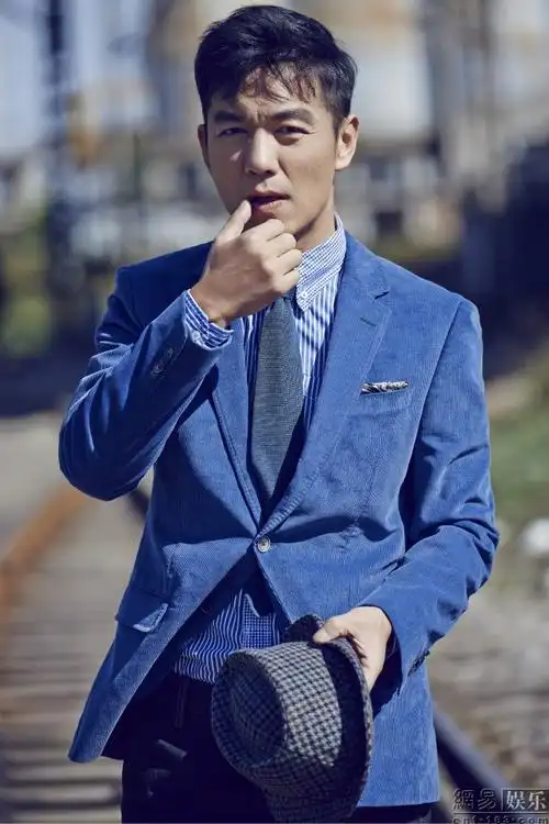 邢佳栋时尚街拍再出击 演绎别样质感