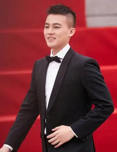 欧豪发九宫格自拍,硬汉直男风引群嘲,网友:长这样也能演主角?