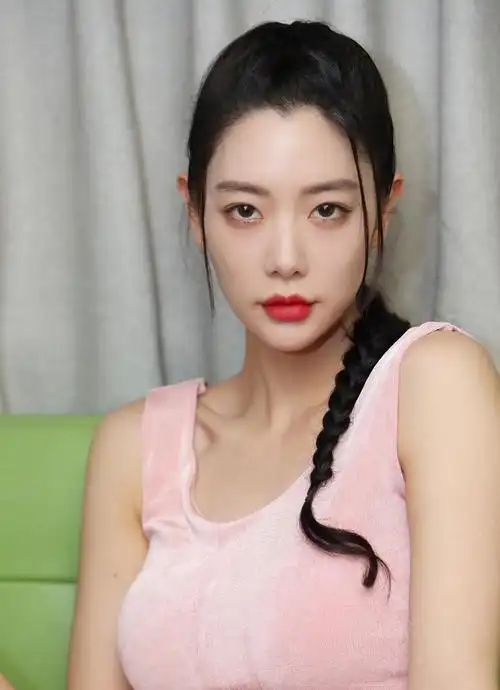 李成敏粉嫩甜美,皮肤白皙,优雅迷人!__财经头条