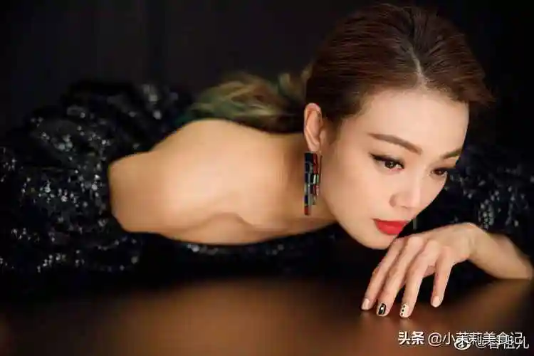 最近,随着综艺《乘风破浪的姐姐》第二季的热播,容祖儿的热度也居高不