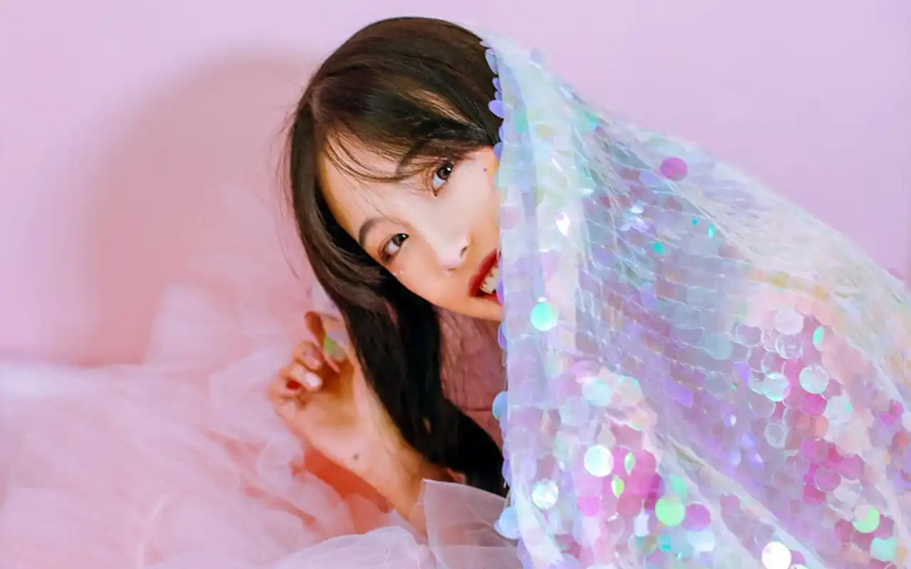 清纯白皙美少女粉嫩梦幻写真桌面壁纸