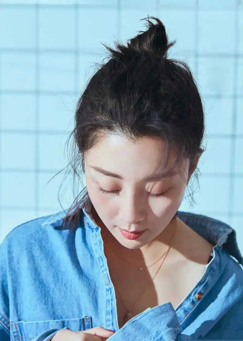 40岁殷桃真敢穿!把牛仔衣当裙子穿,还只扣一颗扣子,身材爱了