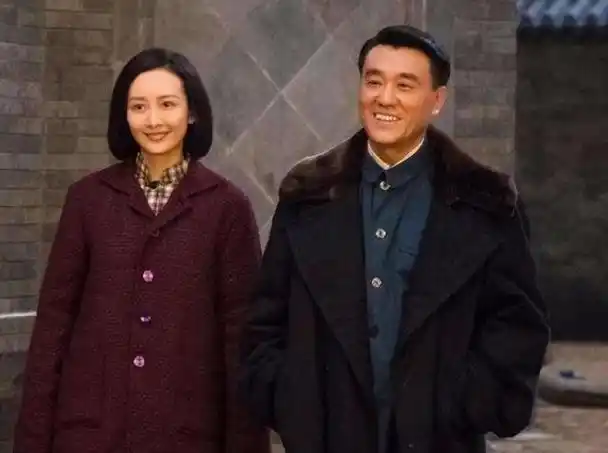 演员何冰为何结婚几十年0绯闻看看妻子是谁就知道了