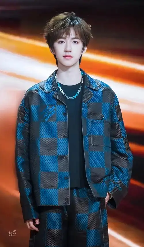 微博之夜新图##贺峻霖 梦蝶破笼