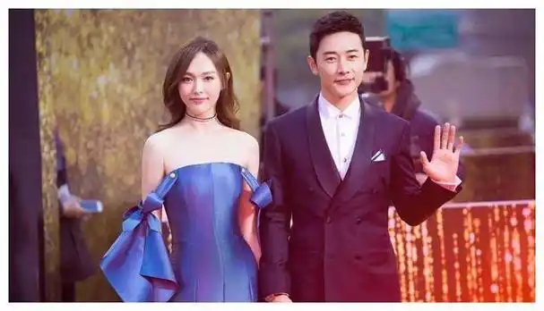 唐嫣女儿1岁照片首曝光母女同框外出温馨可爱闪亮