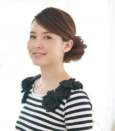 17款大脸女生适合的精致好看盘发发型