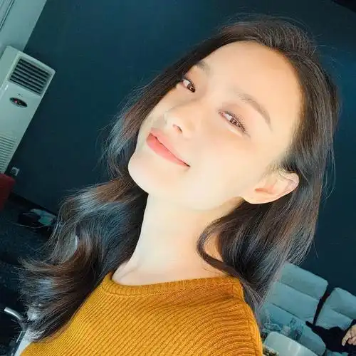 倪妮晒素颜自拍眉毛消失同框动物玩偶表情很生气