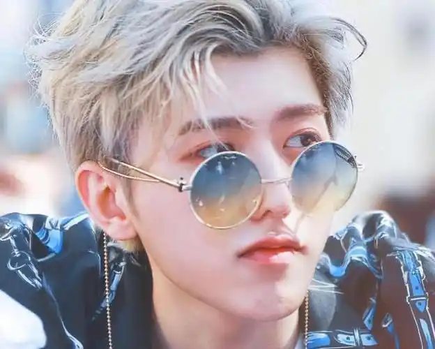 蔡徐坤究竟有多"娘"?竟公然穿裙子上街,网友:不要碧莲?