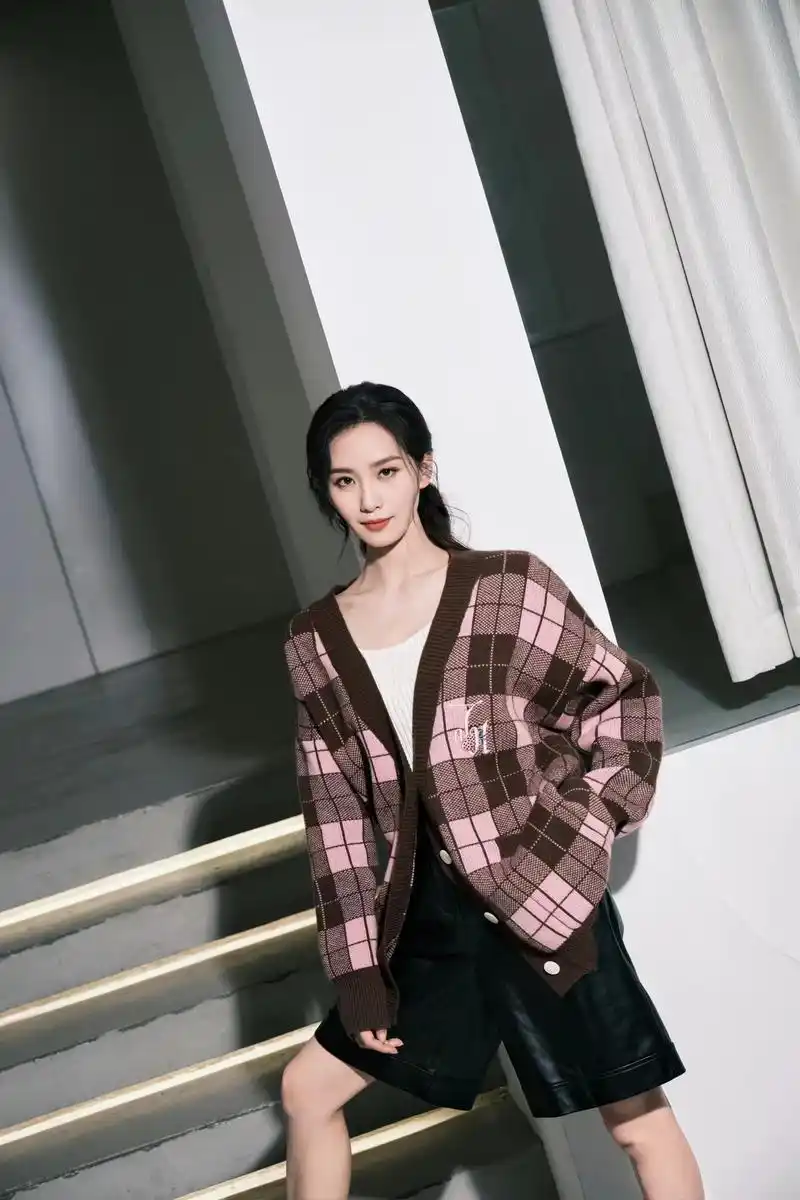 刘诗诗针织开衫配皮短裤,玩转季节混搭,个性又时髦!