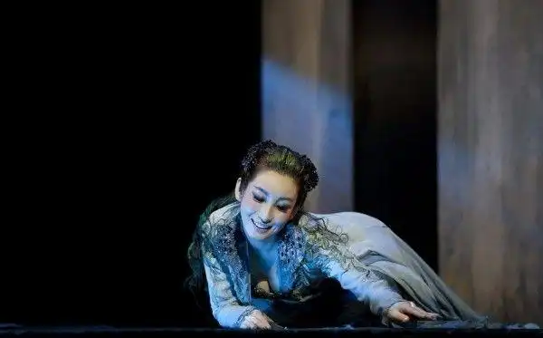 秦海璐妖媚演绎别样青蛇