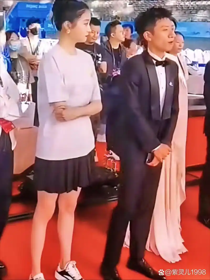 关晓彤官方资料身高173厘米,而张一山官方资料身高176厘米.