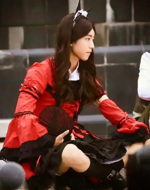 王俊凯穿女仆装露大腿 男扮女装只服你