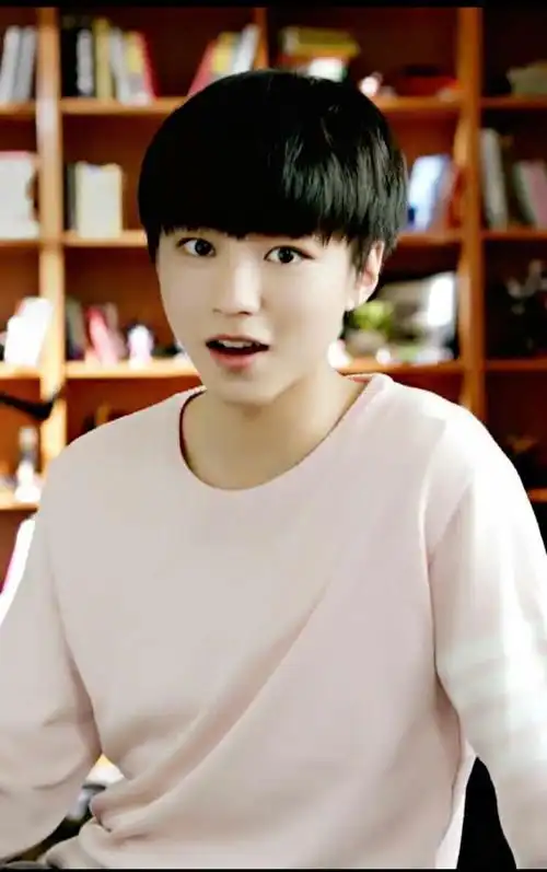 求几张王俊凯的照片