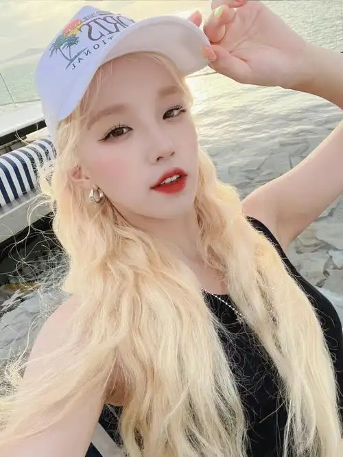 宋雨琦金发自拍合集