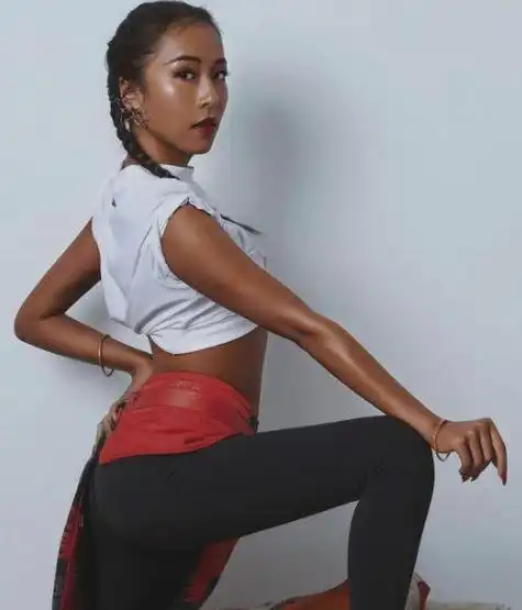 11年前,一个名为吉克隽逸的女孩在《中国好声音》的舞台上闪亮登场,她