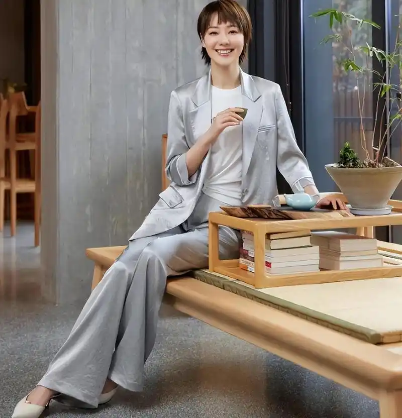 央视主持人王冠:才貌双全,被母亲催婚13年,39岁依然未婚