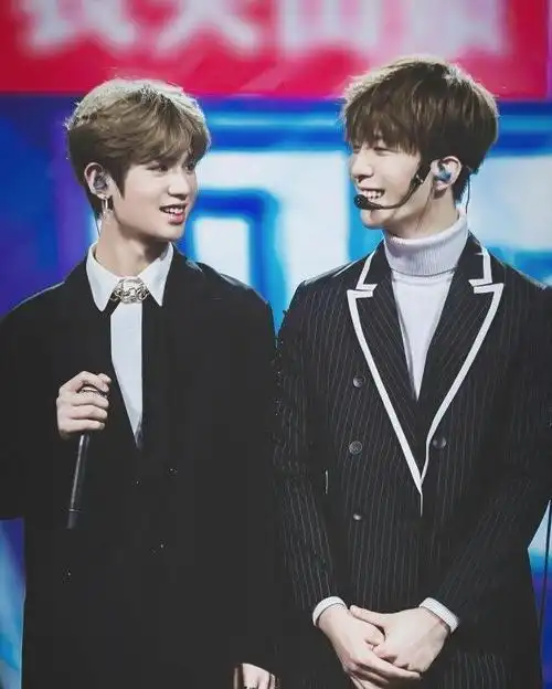 justin对范丞丞搭肩贴耳上次哥哥还摸弟弟头皇权富贵忒有爱了