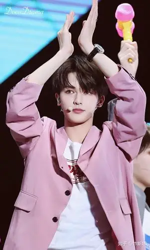 有没有哪个男明星穿粉色衣服好看?