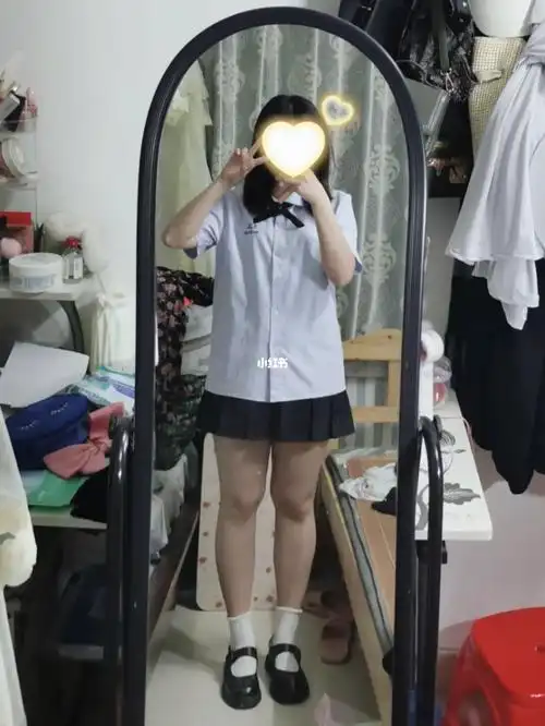 微胖女生试穿泰国校服