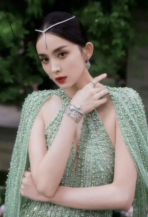 古力娜扎绿色挂脖抹胸珍珠包臀裙绝美写真,一字带高跟鞋美腿迷人最新