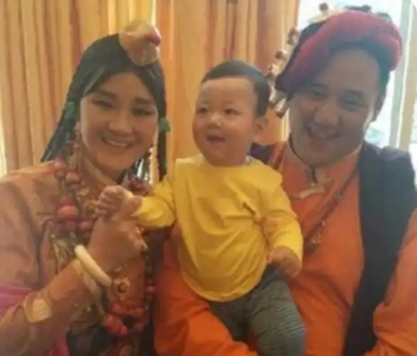 降央卓玛:嫁普通丈夫,婚后处处帮娘家,3个孩子都是婆婆带