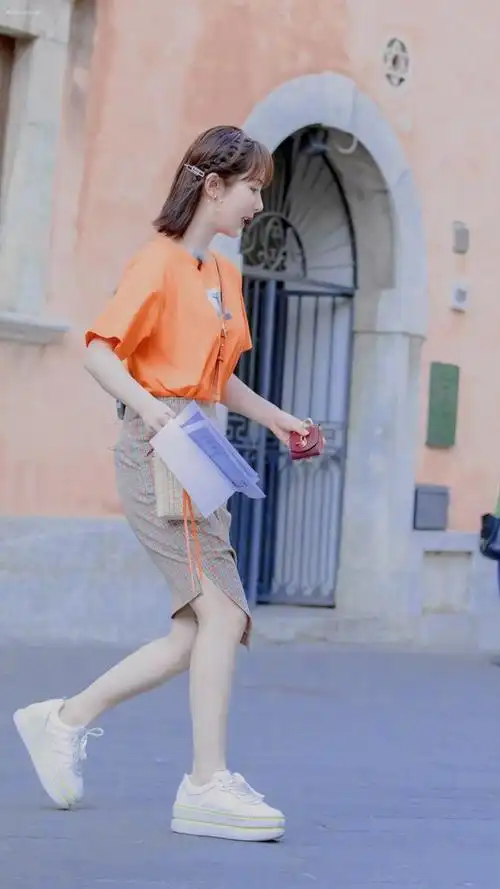 说起来,杨紫可是年轻女孩的穿搭范本,她擅长通过常见搭配来强调自己的