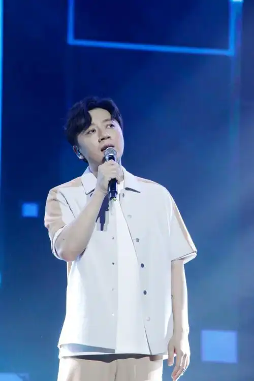 张磊携专辑新作亮相音乐盛典 《再见少年》新歌首唱感动全场