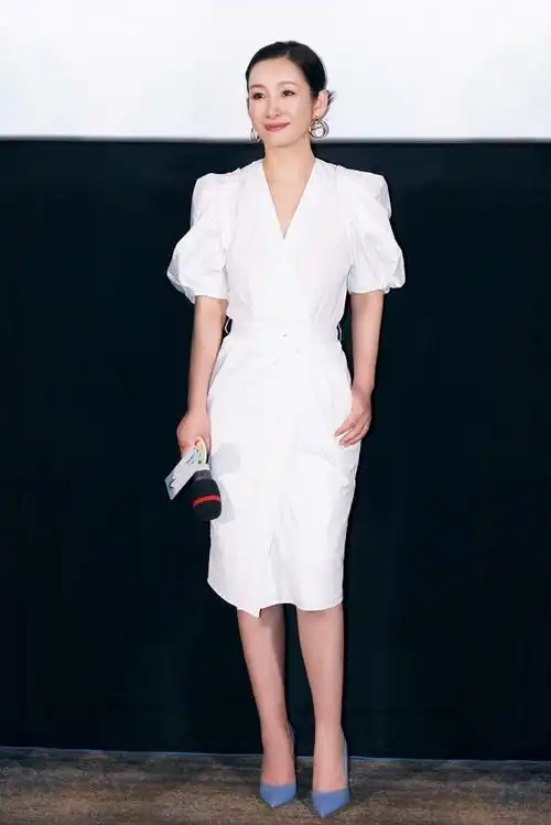 42岁的秦海璐出席活动小腹微凸四肢略显肿胀网友质疑怀二胎了