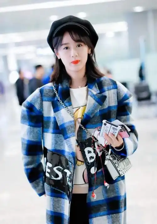 袁冰妍把黑丝袜套在高跟鞋外面,时髦又好看,还不失可爱