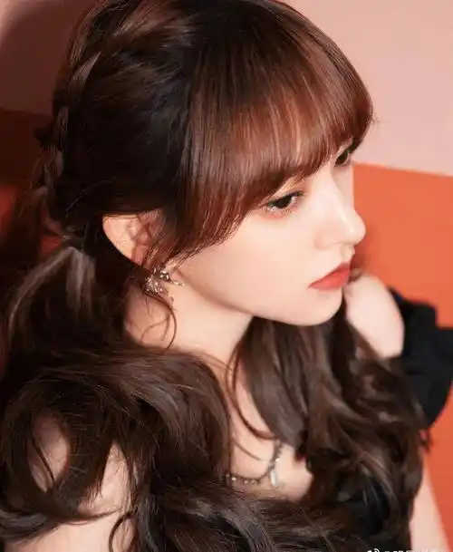 程潇双马尾黑色连衣裙美腿写真_高跟鞋_短发_吊带