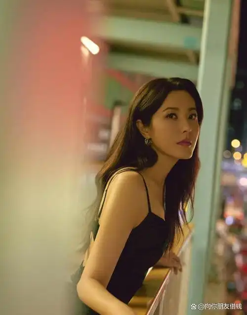 在这组照片中,曾黎展现出了她的美丽与百变.