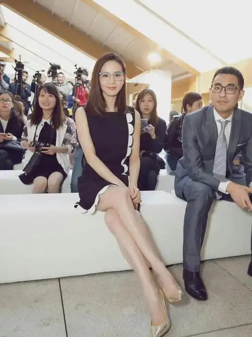 刘诗诗早期活动生图坐姿优雅青涩又腼腆