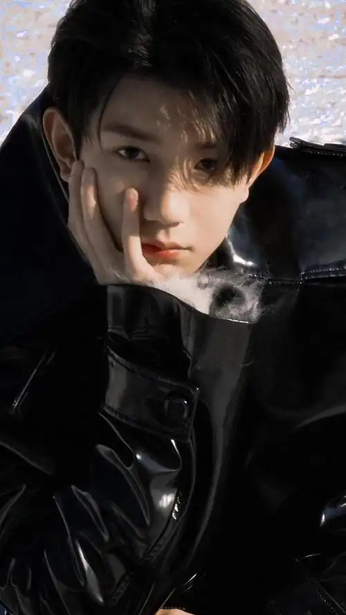 王源对镜自拍两宫格庆祝开博十周年,白衬衫正装,妥妥的禁欲帅哥|欧阳