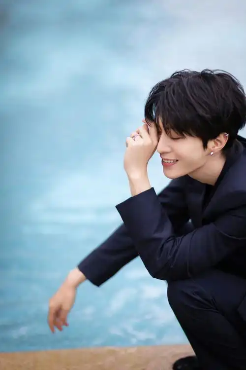 范丞丞黑色真空西装大片 耳钉,项链,真空侧颜,斯哈斯哈