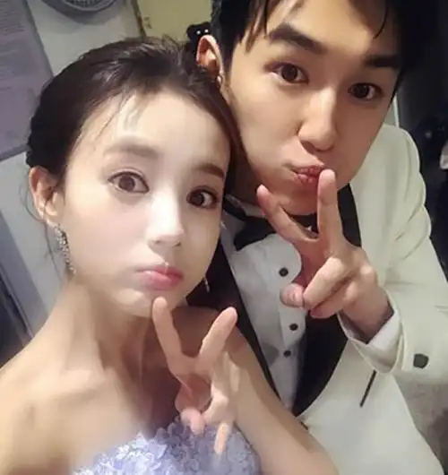 李一桐杨旭文谈恋爱 相约看电视穿情侣装各种撒狗粮