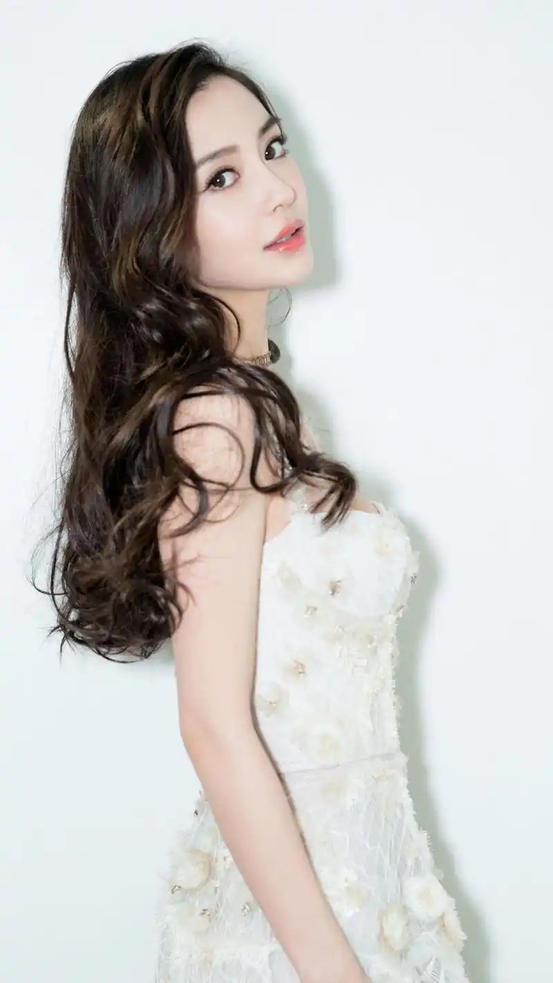 杨颖精美壁纸:杨柳依依春意浓,颖姿曼妙滴仙容