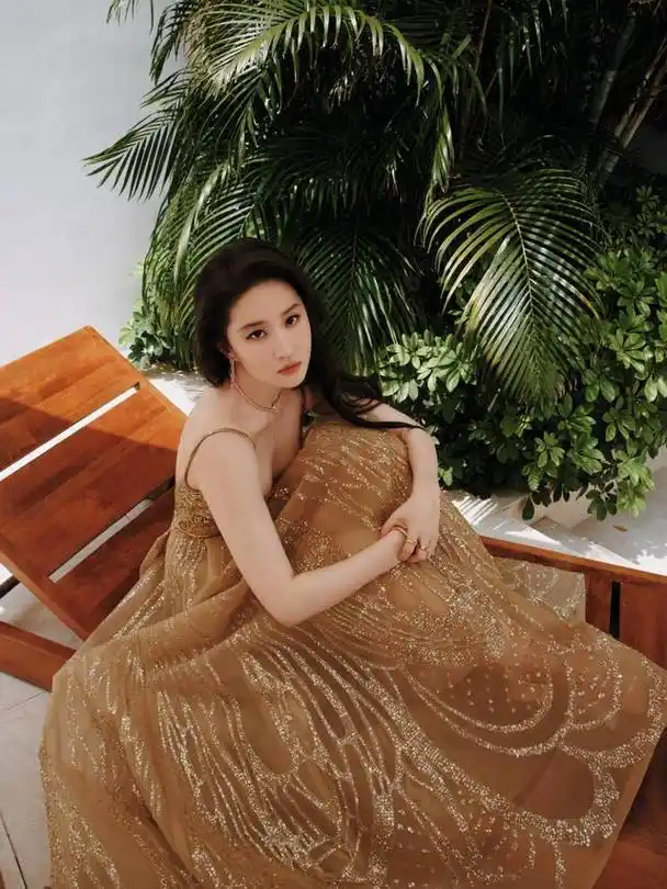 刘亦菲身穿金色刺绣吊带裙 微闭双眼闪耀又美丽