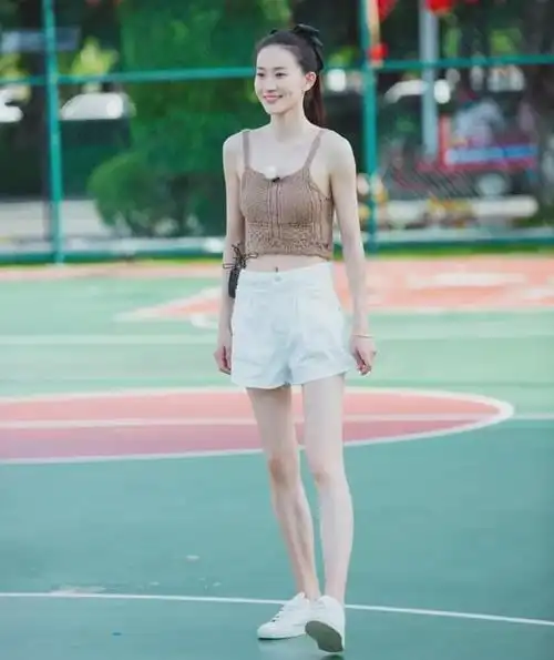 艺术体操女神张豆豆晒照五官太精致了但身材却有点一言难尽