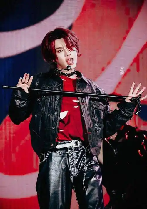 黄明昊红发舞台造型曝光,破洞衣,皮裤,烟熏妆让人招架不住_少年_演唱
