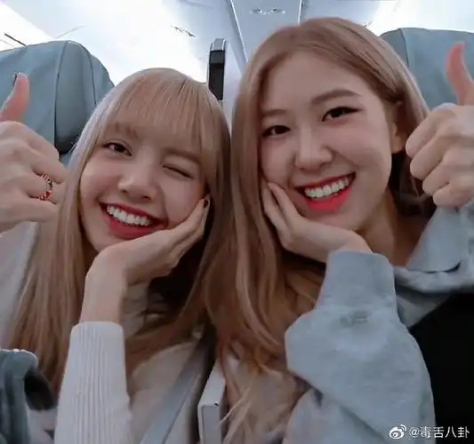 为朴彩英庆生#blackpink成员lisa为队友朴彩英庆生,美女生日快乐呀