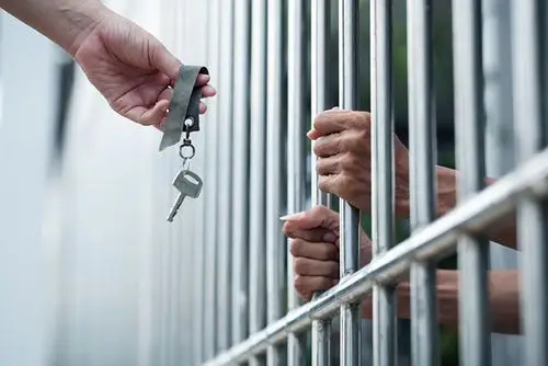 关键词:罪人牢狱牢犯罪犯犯人坐牢监狱监牢手势图片犯