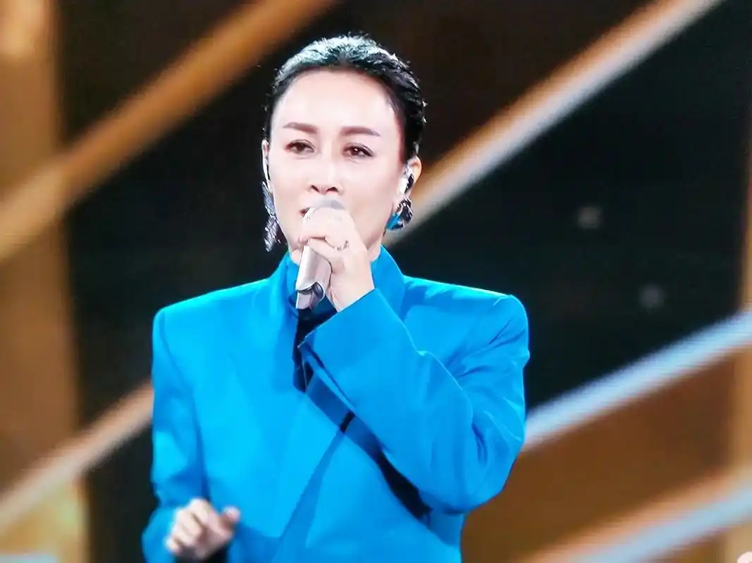 甄妮再度发声!曝那英夜店歌手出身!揭秘天后那英的神秘出身:夜 - 抖音