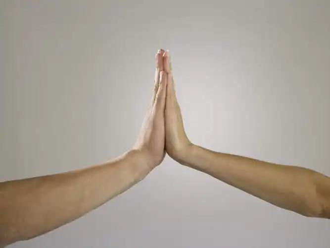 成功,胜利,欧洲,欧洲人,击掌,灰色背景,墙,浪漫,墙壁,墙面,灰色,手势