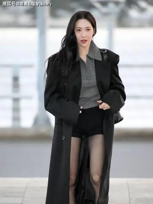 宣美带火一种新时尚大衣配黑丝2套灰黑搭配惊艳亮相机场