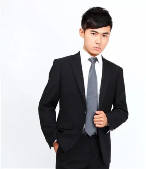 白色的衬衫,这样是比较中规中矩的搭配风格,至于领带的搭配就是看个人