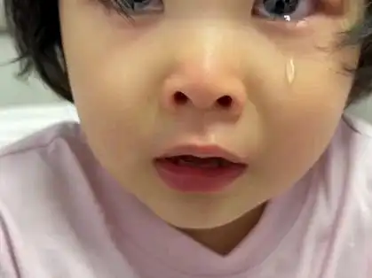 挨收拾了 "大眼萌娃 "宝宝委屈 .