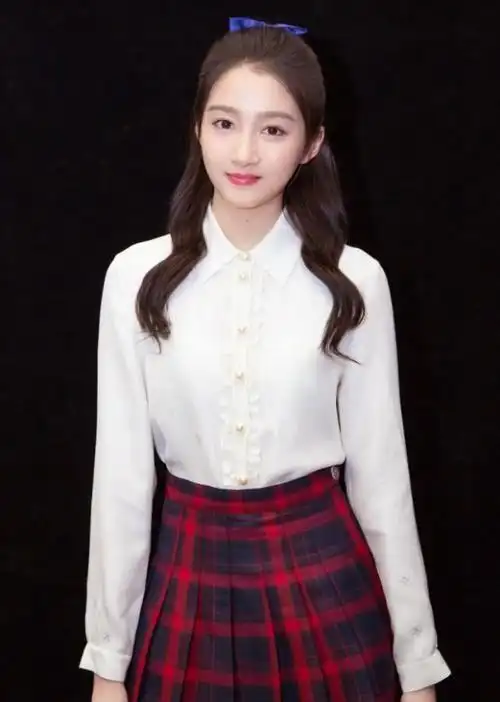 关晓彤的腿有多细看她穿上白色袜子的腿没有一点褶皱就知道了